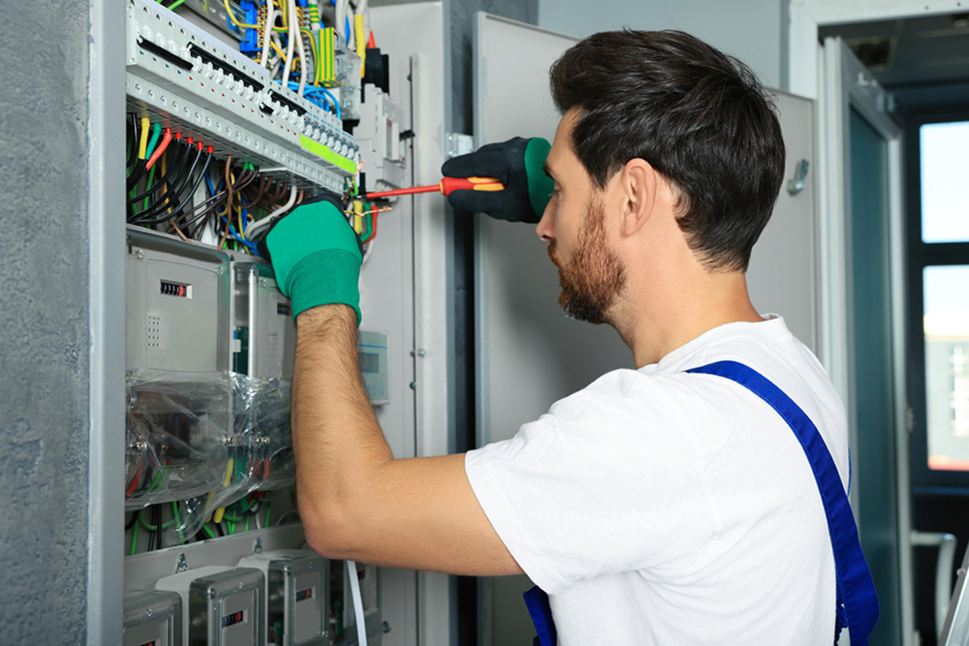 Nieder&shy;spannungs&shy;anlagen bei Rebele GmbH & Co. KG in Buchdorf